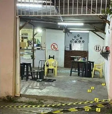 Um bar dentro de uma garagem foi alvo do atirador
