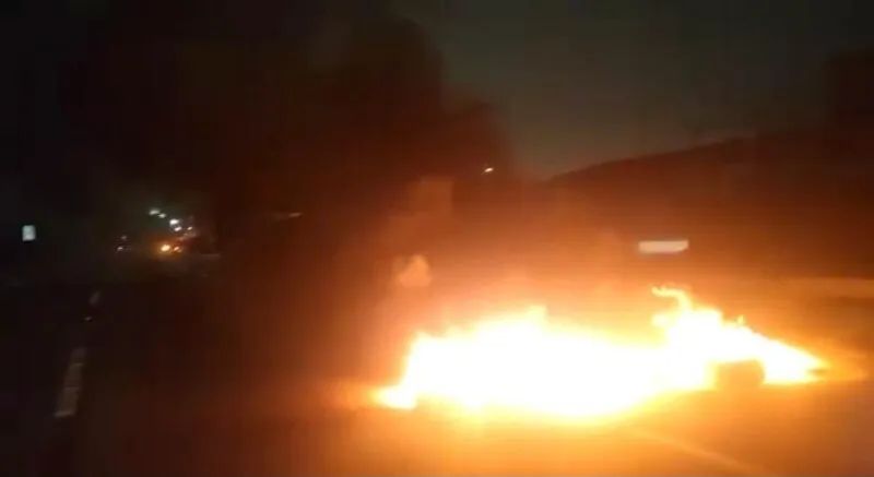 Fogo foi ateado em manifestação na BR-101, pista de São Gonçalo. Por volta das 5h, policiais checaram que ainda haviam cerca de 50 manifestantes no local