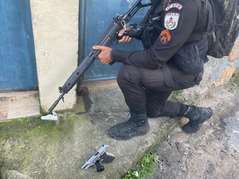 Arma foi encontrada com o suspeito