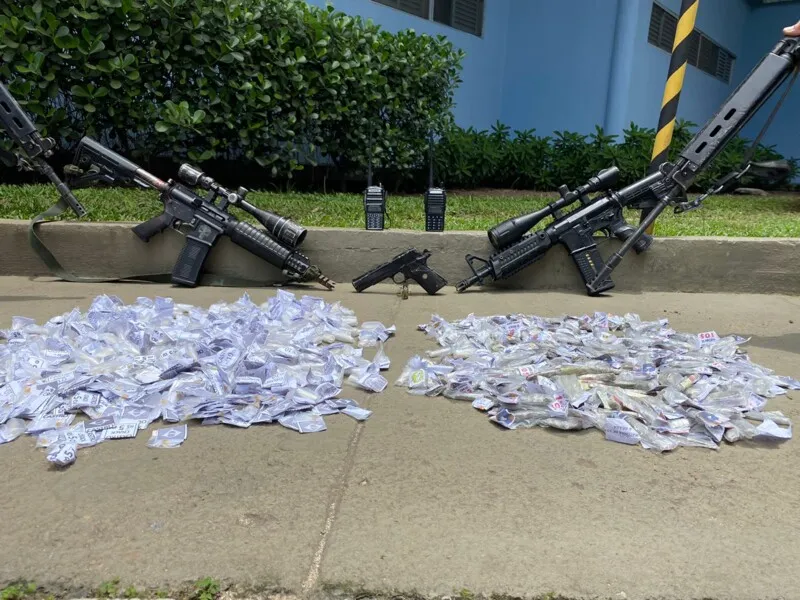Armas e drogas foram apreendidas
