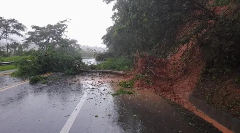 A rodovia BR-101 foi interditada em diferentes pontos