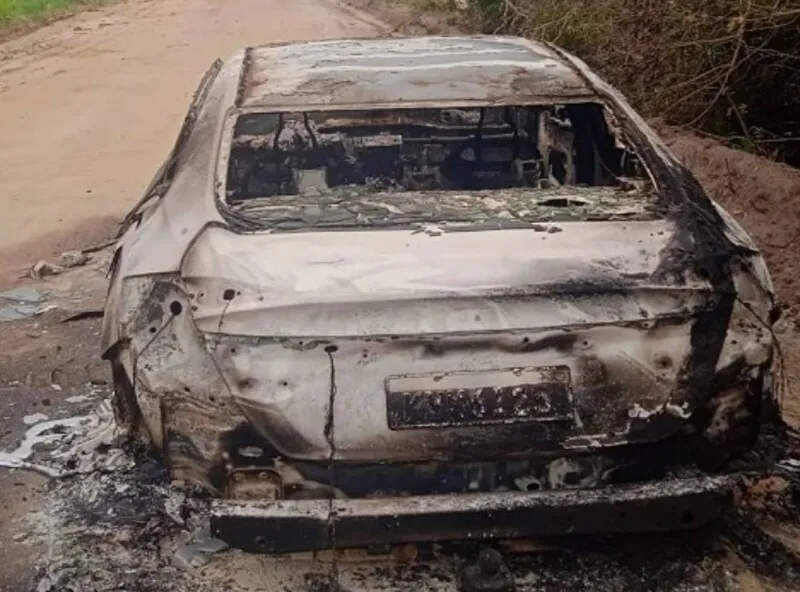 O carro foi encontrado incendiado na Estrada da Caveira, em São Pedro