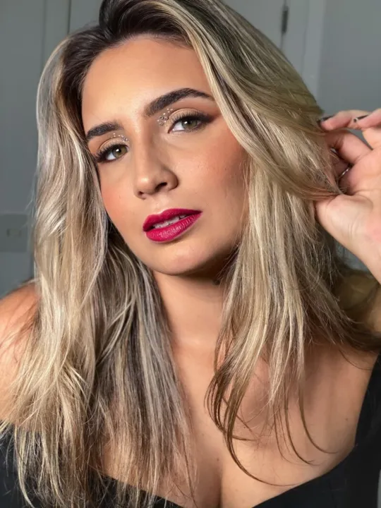 Modelo Luanna Rocha, com aplicações de strass nos olhos, esfumado alongado e batom na cor de 2023 da Pantone: Viva Magenta