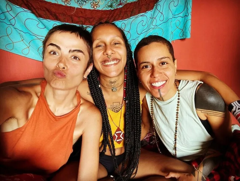Maria se hospedou em uma casa que só aceita mulheres