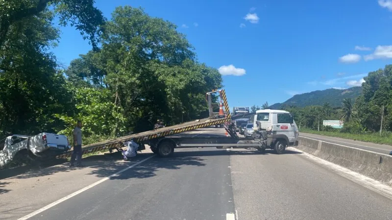 Uma Toyota Hillux saiu da pista e colidiu