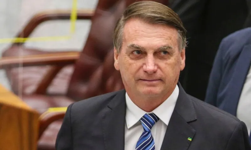 Imagem ilustrativa da imagem Bolsonaro ainda se diz presidente nas redes sociais