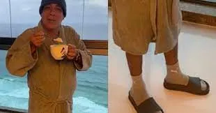 Zeca Pagodinho representa cariocas ao aparecer de roupão, gorro, chinelo e meia após a chegada da frente fria