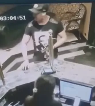 Imagens de câmera de segurança mostram tenente da PM em boate após assassinar lutador Leandro Lo, no último domingo (7).