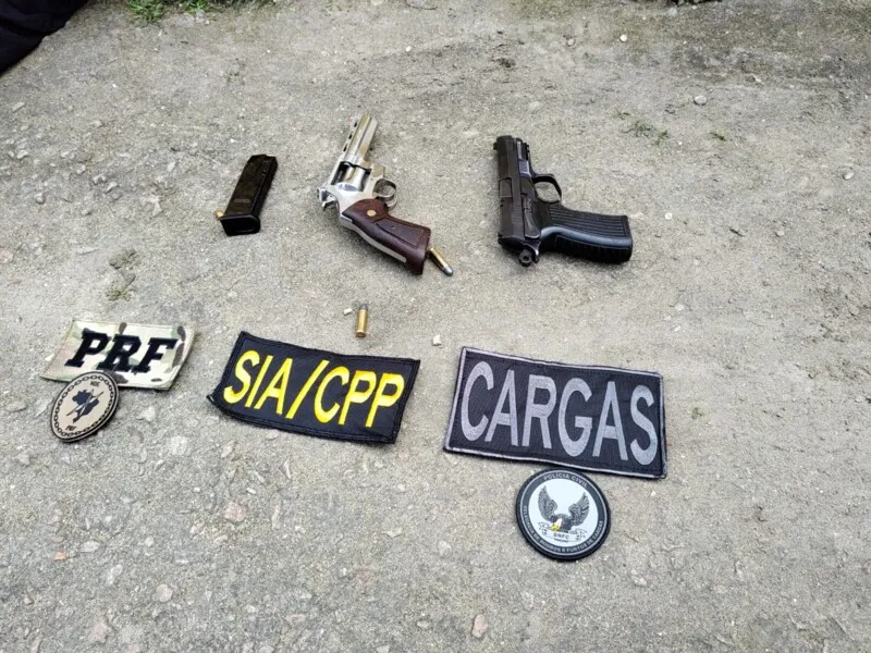 Com os detidos, os agentes apreenderam um revólver calibre .38, com numeração raspada, e uma pistola calibre. 9mm.