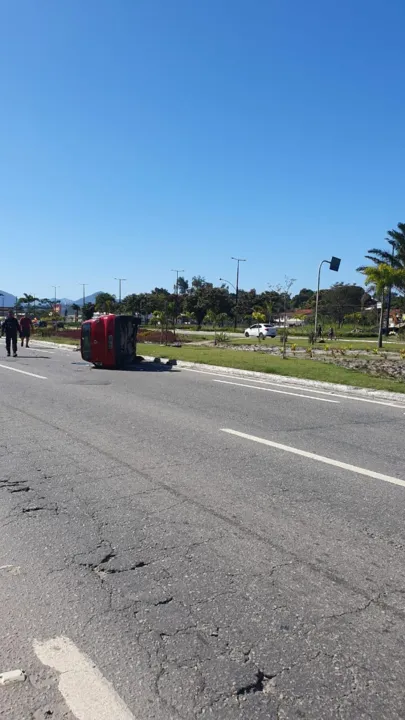 Carro virou na pista