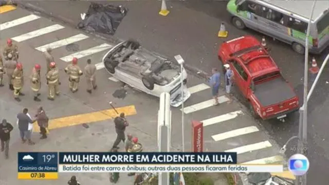Um ônibus colidiu co um veículo de passeio