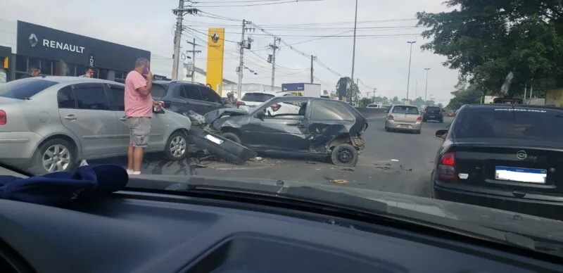 Acidente aconteceu na tarde deste sábado (25)