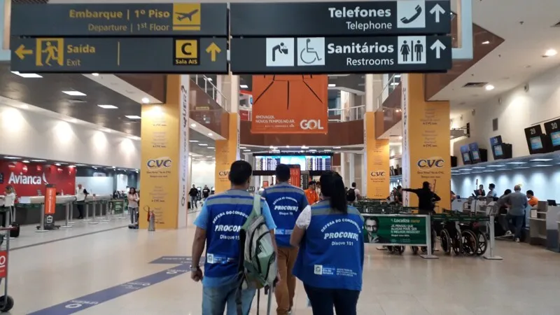 Independentemente da ocorrência de atrasos, o consumidor também poderá solicitar o cancelamento do bilhete em até três horas antes do embarque