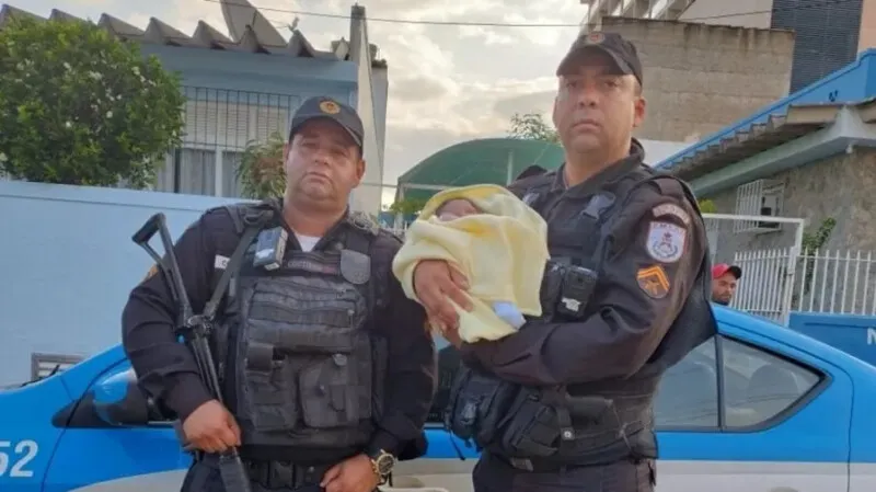 A criança foi encontrada com vida por dupla de policiais militares no bairro de Ajuda de Cima, em Macaé