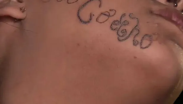 O agressor escreveu o nome em outras partes do corpo da vítima