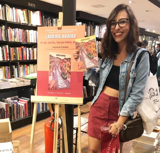 Escritora Aimee Oliveira lançou 'Ladeira Abaixo' em junho