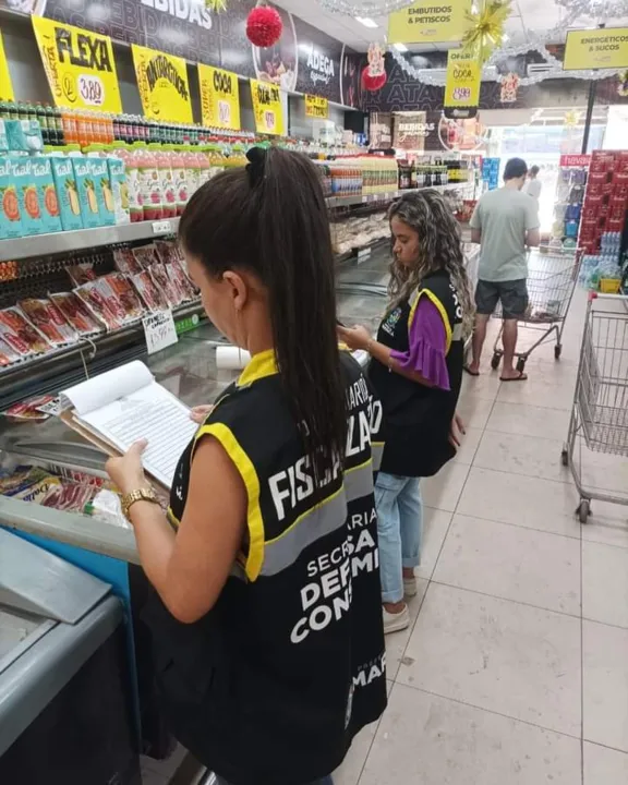 A maior quantidade descartada foi em um supermercado no Centro, onde foram encontrados aproximadamente 85 quilos de alimentos sem procedência