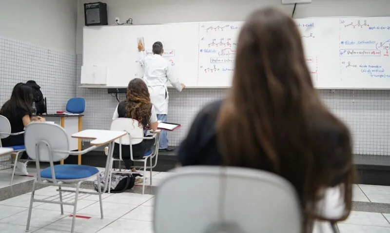 Em comparação com fevereiro, aumento de notificações por Covid nas escolas em junho foi de 44%