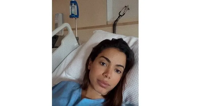 Anitta fez uma live em seu Instagram para tranquilizar os fãs após ser internada em um hospital de São Paulo