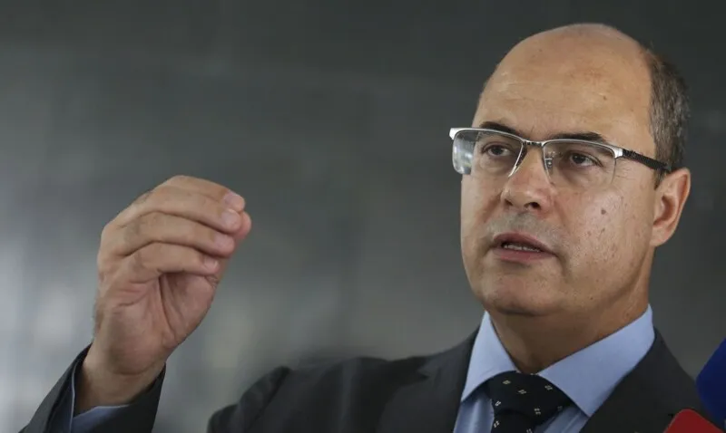 O candidato teve as contas julgadas irregulares pelo Tribunal de Contas da União (TCU)