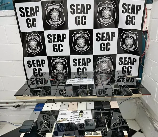 Telefones estavam escondidos atrás das chapas de aço que revestem as celas