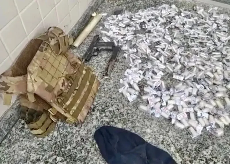 Cocaína e arma foram apreendidos após tiroteio; suspeito não resistiu aos ferimentos de disparos e morreu na UPA do distrito