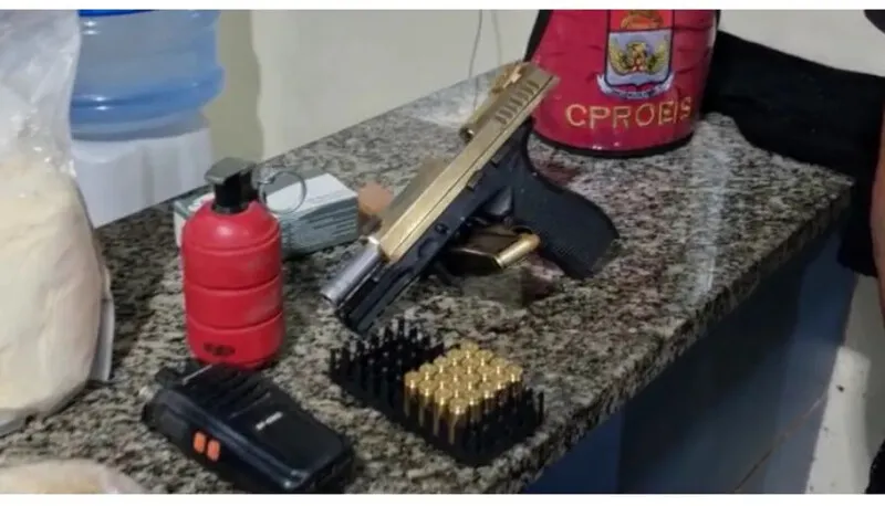 Na residência do rapaz, foram encontradas uma pistola e uma granada, além de cocaína