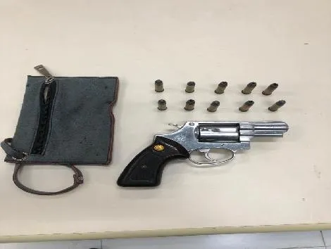 Ele estava com uma arma no momento da prisão