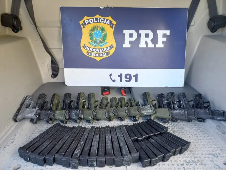 Foram apreendidas 15 pistolas e 30 carregadores que estavam escondidos dentro do tanque de combustível do veículo