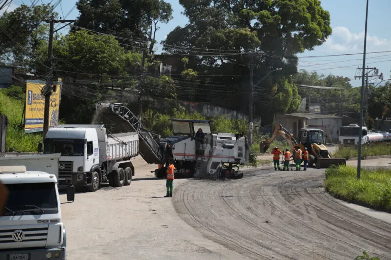 O pacote de obras na localidade também conta com obras de pavimentação de toda a pista lateral