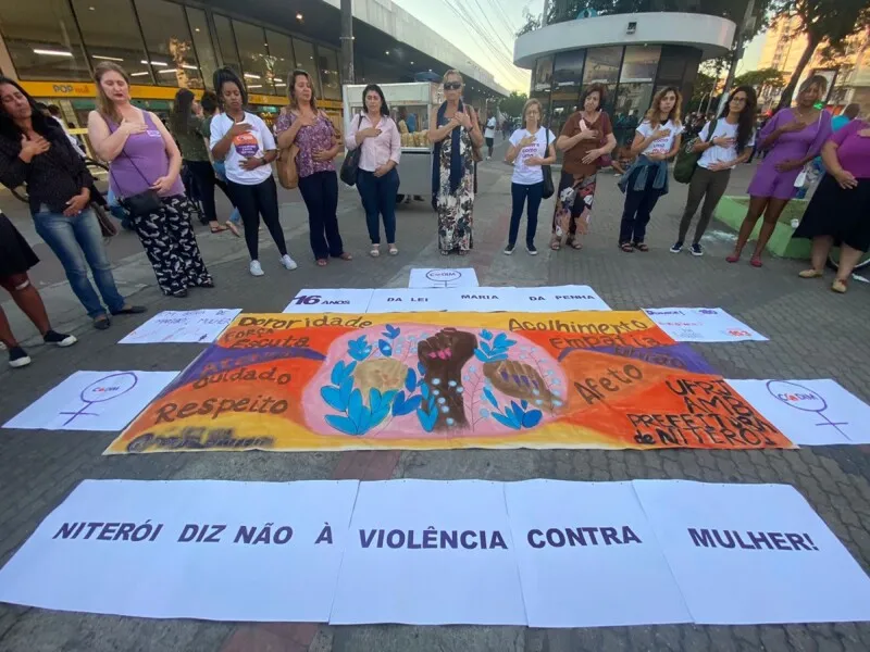Ato pelo fim da violência contra à mulher no Centro de Niterói