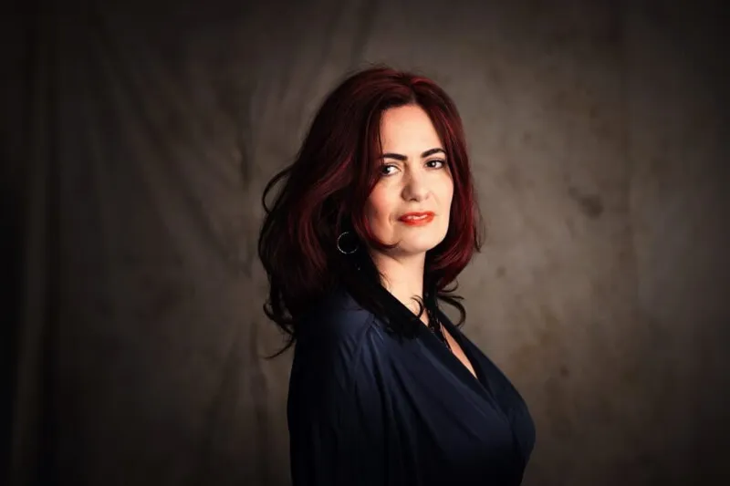 A escritora fluminense Ilana Eleá, que vive na Suécia, está na Flip para lançar “Emma e o poliamor” (Patuá)