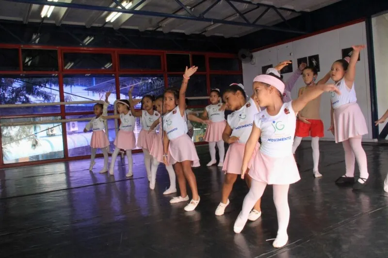 As aulas do projeto são oferecidas para turmas baby class, infantil e juvenil