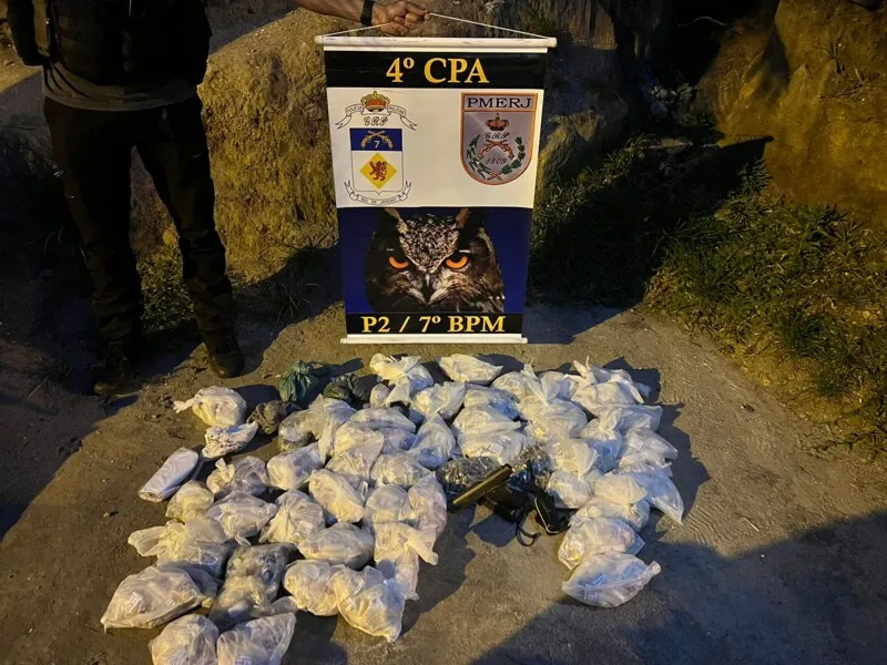 Com ele, segundo os policiais, foram encontrados uma pistola e um rádio transmissor.  No local ainda foi localizado 1189 cápsulas de cocaína e 400 trouxinhas de maconha