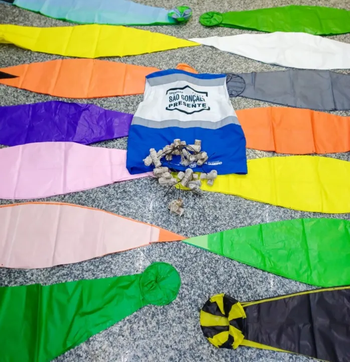 Ele foi abordado e durante a revista foram encontrados os 14 balões e buchas