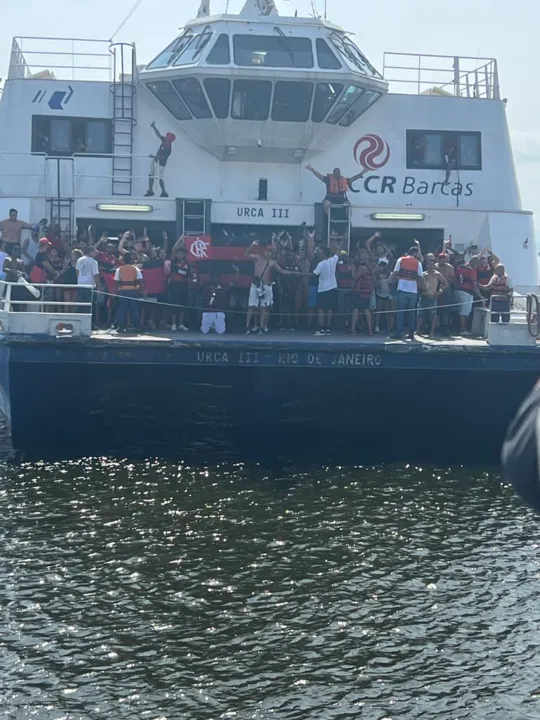 Grupos de torcedores invadiram a área restrita das embarcações durante a travessia Rio/Niterói