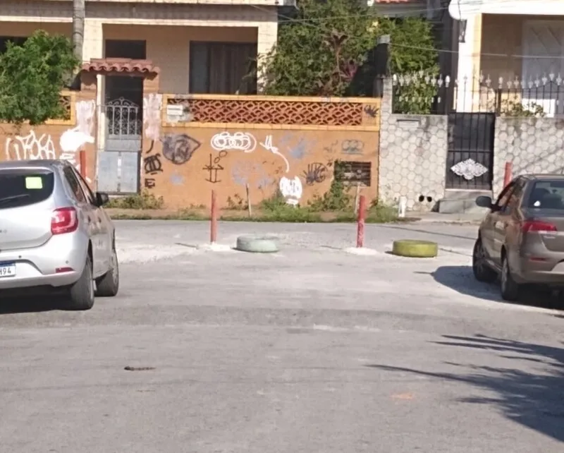 Imagem ilustrativa da imagem 'Paraíso ou inferno?' Moradores denunciam barricadas fixas em via importante de SG