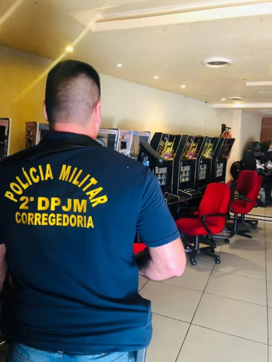 Policiais da CGPMERJ/2ªDPJM com informações do Disque Denúncia estouraram bingo clandestino em Madureira