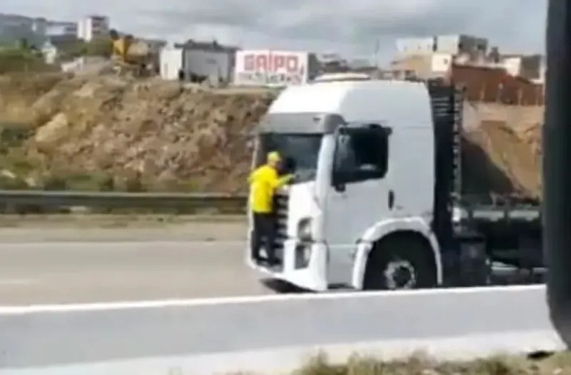 Manifestante ficou conhecido como "patriota do caminhão" após  registro de protesto viralizar nas redes sociais