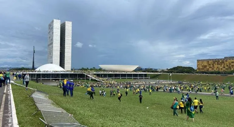 Bolsonaristas invadem o Congresso e vandalizam o patrimônio nacional