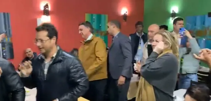 Diferentes ângulos mostram o presidente sendo aplaudido e também vaiado