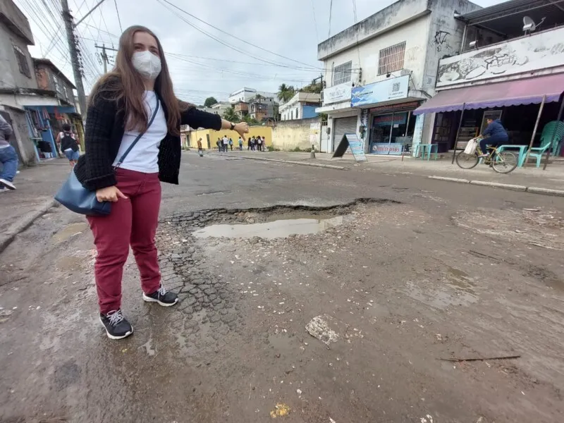 Cratera que se formou na pista foi ocasionada por vazamentos de água