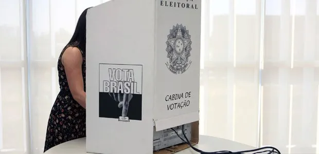 Celular deverá ser deixado com o mesário antes de entrar na cabine