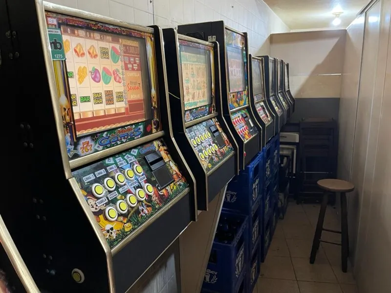 O  responsável pelo bar e o um outro que se apresentou como responsável pelas máquinas, foram encaminhados para 106ª DP – Petrópolis