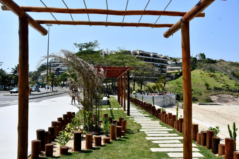 O espaço conta com novo paisagismo, canteiros, pergolados e gramado