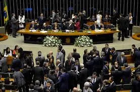 Senado aprova PL que devolve valores pagos a mais na conta de luz