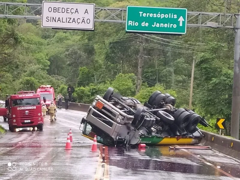 Equipes da Polícia Rodoviária Federal (PRF) estão no local