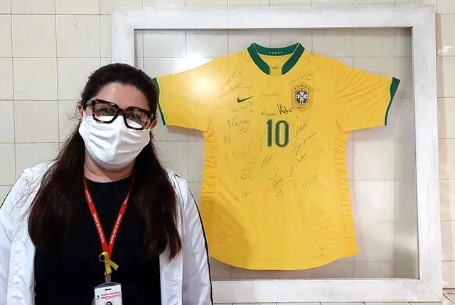 A camisa encontra-se em exposição na instituição, desde quando foi doada há 12 anos pela mãe de um aluno do CEHA