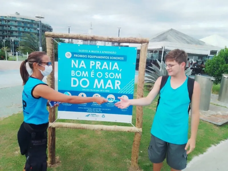 Para auxiliar e orientar os banhistas quanto às regras para a permanência nas praias de Cabo Frio, a Prefeitura também instalou placas informativas pelas orlas da cidade