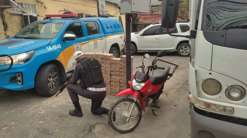 Foi recuperado o caminhão com a carga de caixas de chocolate e uma motocicleta, que também estava no baú